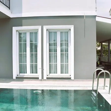 4 Bedroom Ensuite Private With Swimming Pool *